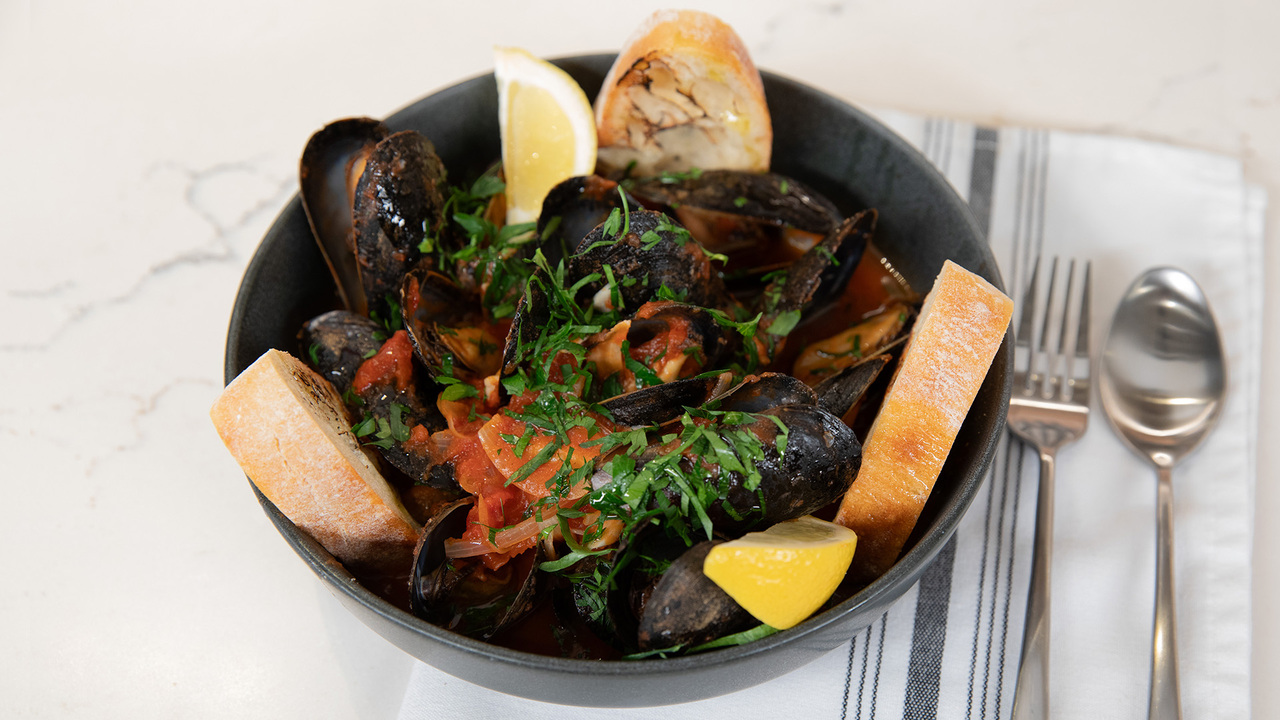 Mussels with Spicy White Wine Tomato Sauce